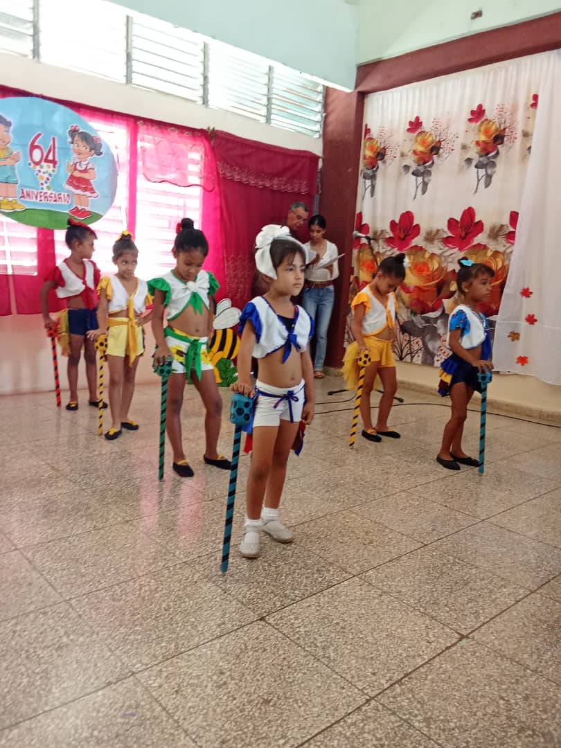dmssaludmanzan1's tweet photo. #InfanciaCuba 🇨🇺🎊🥰🥳
Obra muy sensible y especial. 
¡Felicidades a todos los niños y niñas, a sus educadoras y familiares! La distinción de manera especial al colectivo del Círculo Infantil Flor de la Revolución, sede de la actividad central por la fecha en #Manzanillo https://t.co/ossbDCgmyf