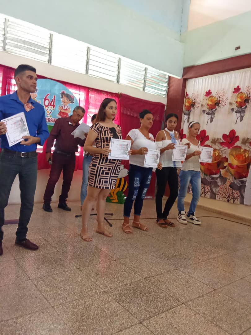 #InfanciaCuba 🇨🇺🎊🥰🥳
Obra muy sensible y especial. 
¡Felicidades a todos los niños y niñas, a sus educadoras y familiares! La distinción de manera especial al colectivo del Círculo Infantil Flor de la Revolución, sede de la actividad central por la fecha en #Manzanillo