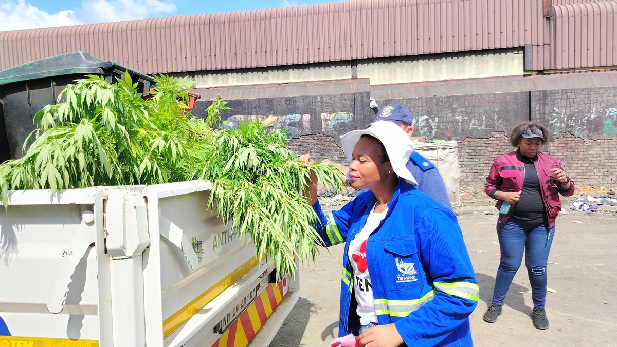 nasiphim's tweet photo. We held a successful clean-up operation in Marabastad today. We made a difference in the areas we were able to cover. Our clean-up operation will continue through out the weekend. The amount of lawlessness in this city must be dealt with decisively. #ReASpana @CityTshwane https://t.co/KRcH2pBzEZ