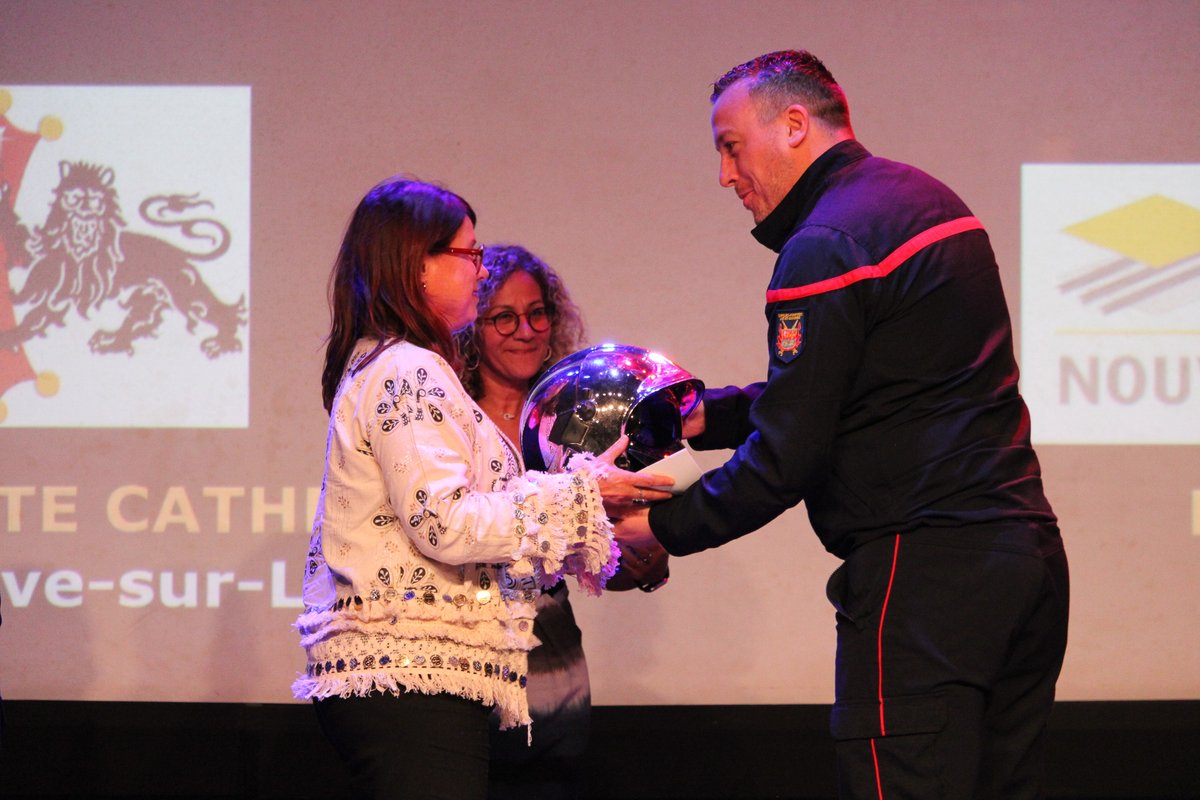 sdis47's tweet photo. #Volontariat 📸 Retour sur la #CérémoniePhoenix organisée par le @SDIS47 pour valoriser les employeurs engagés du #LotetGaronne qui soutiennent leurs #SPV en les conventionnant !
🏆 Trophées, élus, chefs d’entreprise, #pompiers : une soirée réussie sous le signe de l’engagement. https://t.co/h9EiDzaY79