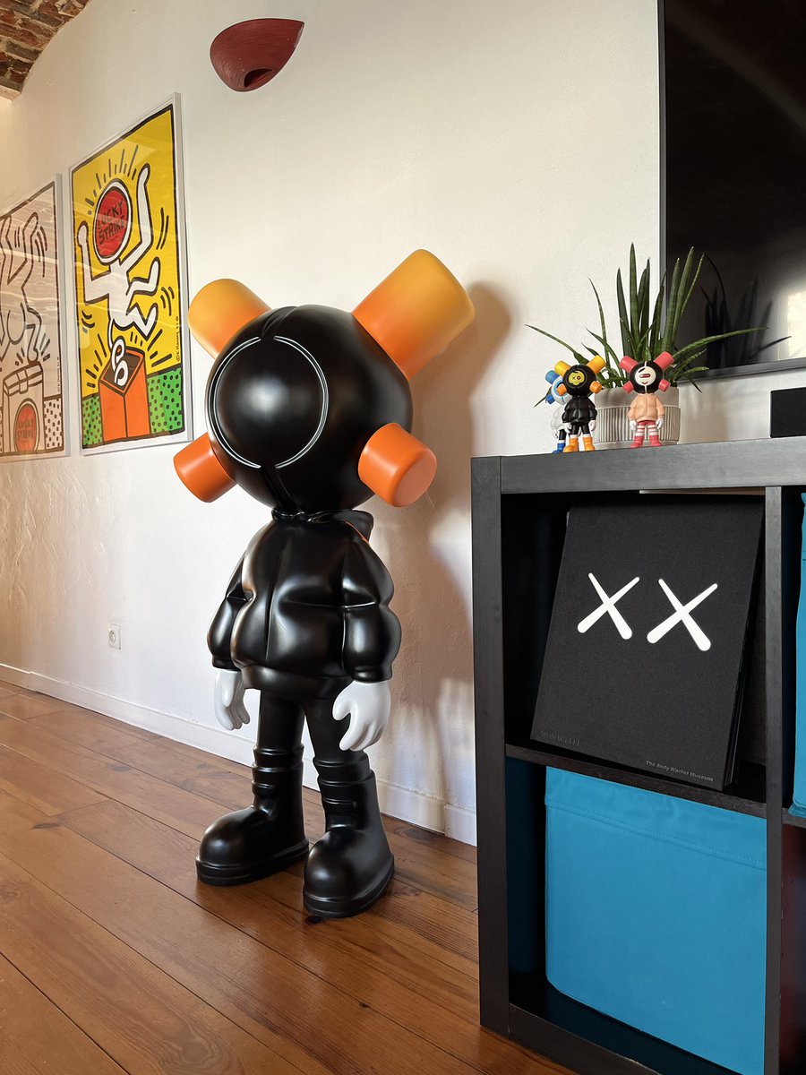 From blender to life-size art toys.

#blender #3d #art