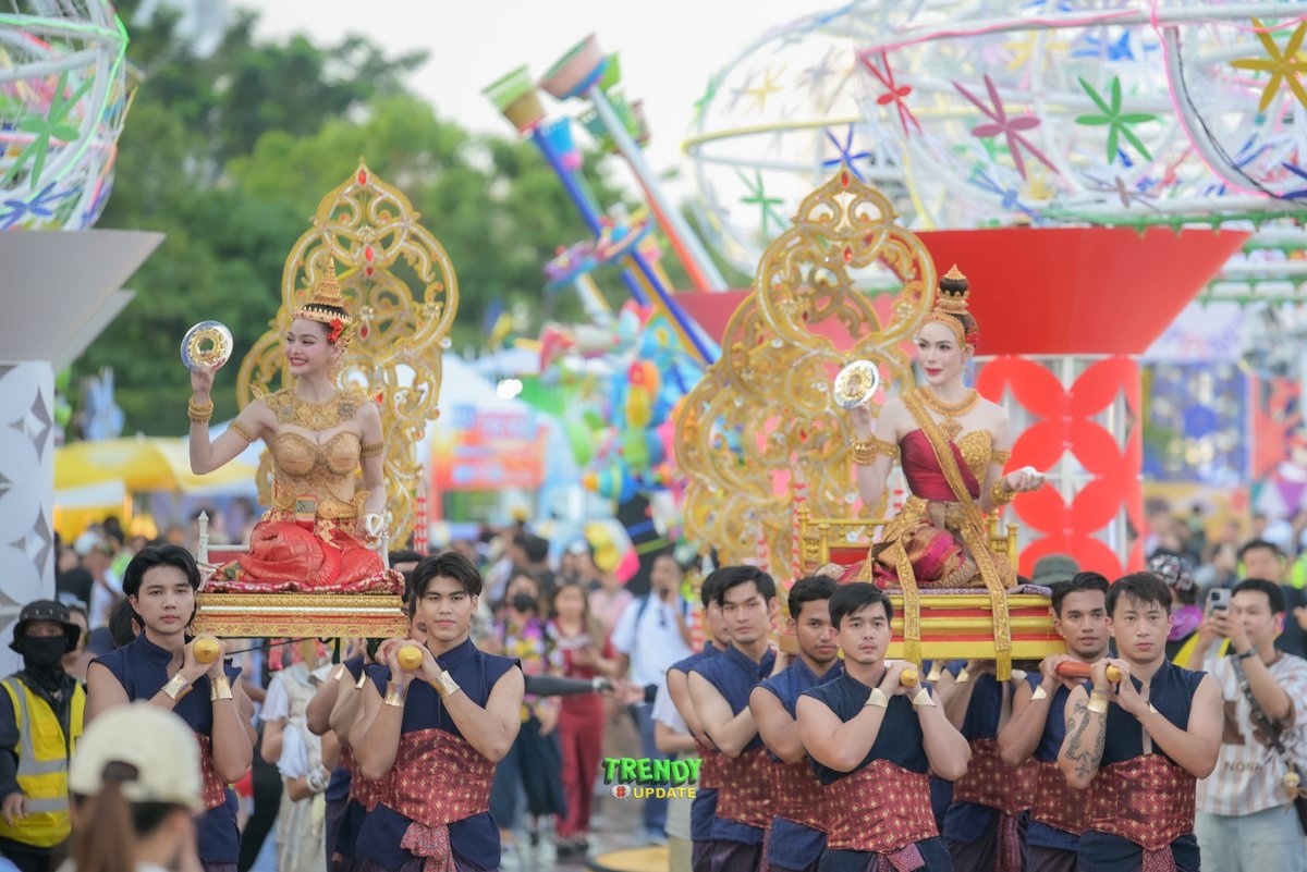 TrendyUpdate_th's tweet photo. ยิ่งใหญ่สมมง "#อิงล็อต" ในลุคนางสงกรานต์วันที่ 2 ในงาน  ICONSIAM THAICONIC SONGKRAN CELEBRATION 2025 ✨

ENGLOT SONGKRAN ICONSIAM

#ENGLOTxICONSIAM
#สงกรานต์ที่ไอคอนสยาม
#Englot #อิงฟ้าชาล็อต
#อิงฟ้ามหาชน #EngfaWaraha 
#ชาล็อตออสติน #CharlotteAustin 
#ICONSIAMSongkran #ICONSIA https://t.co/HDGsj0slFw
