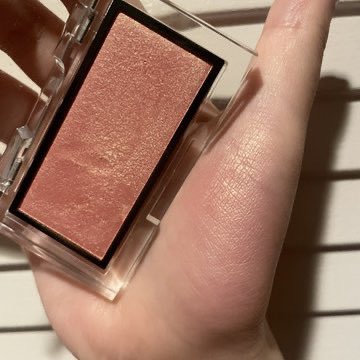 春コスメとして使いたくなるのがアディクションのこのチーク🙂‍↕️🌸今まで何回も紹介してきたけど、マジで褒められチークすぎていろんな人から、それどこの？って聞かれる…👼💓
つけるだけでチークなのに何故か肌までも綺麗に見えるし、繊細なパールだからギラつかず上品な艶感に仕上がる🐶