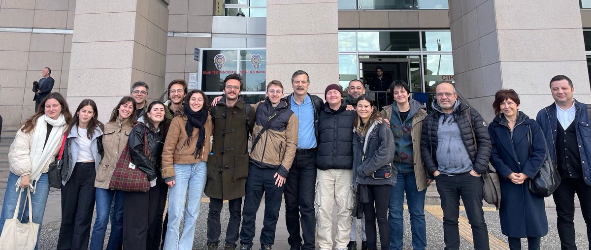 Adam benim size verecek gencim yok dedi 47 tane öğrenciyi çatır çatır söküp aldı AKP’nin elinden.

Arkadaşlar birleşin, korkmayın, birlikte olunca bizi yenemiyorlar işte!