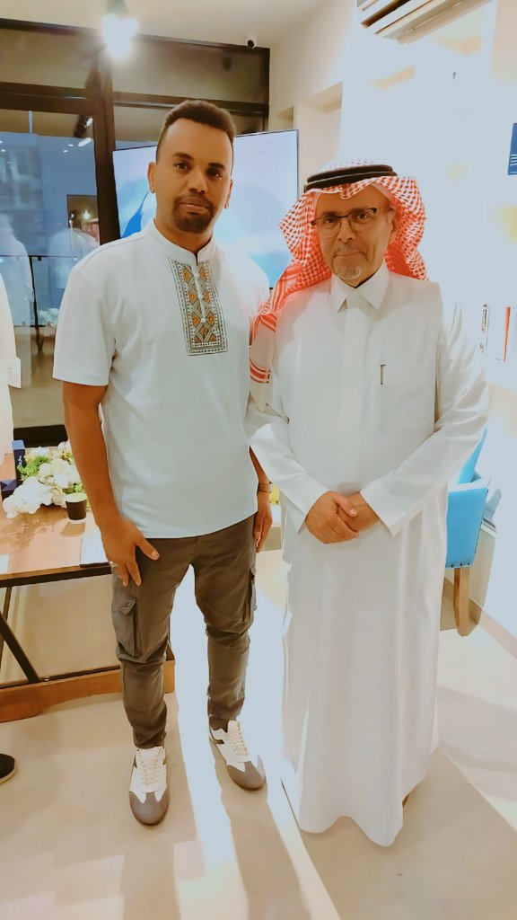 🍂 لقاء ثري وقيّم من الدكتور سعد البازعي <a href="/albazei/">سعد البازعي</a> في أمسية عن الرواية المهاجرة بمقهى حبر <a href="/Inkcoffeeksa/">مقهى حبر الثقافي|INK Coffee</a> وتقديم العزيز <a href="/optimistic111/">Mahmoud abdullatif alhusain</a>.
الدكتور كان متدفقاً،لطيفاً،متواضعاً، وغزيز المعرفة،يقظاً وحاضراً في دفوعاته.
فتحت لنا الأمسية ابواب كثيرة للاسئلة والمتعة عن الكتابة وجنس الرواية.