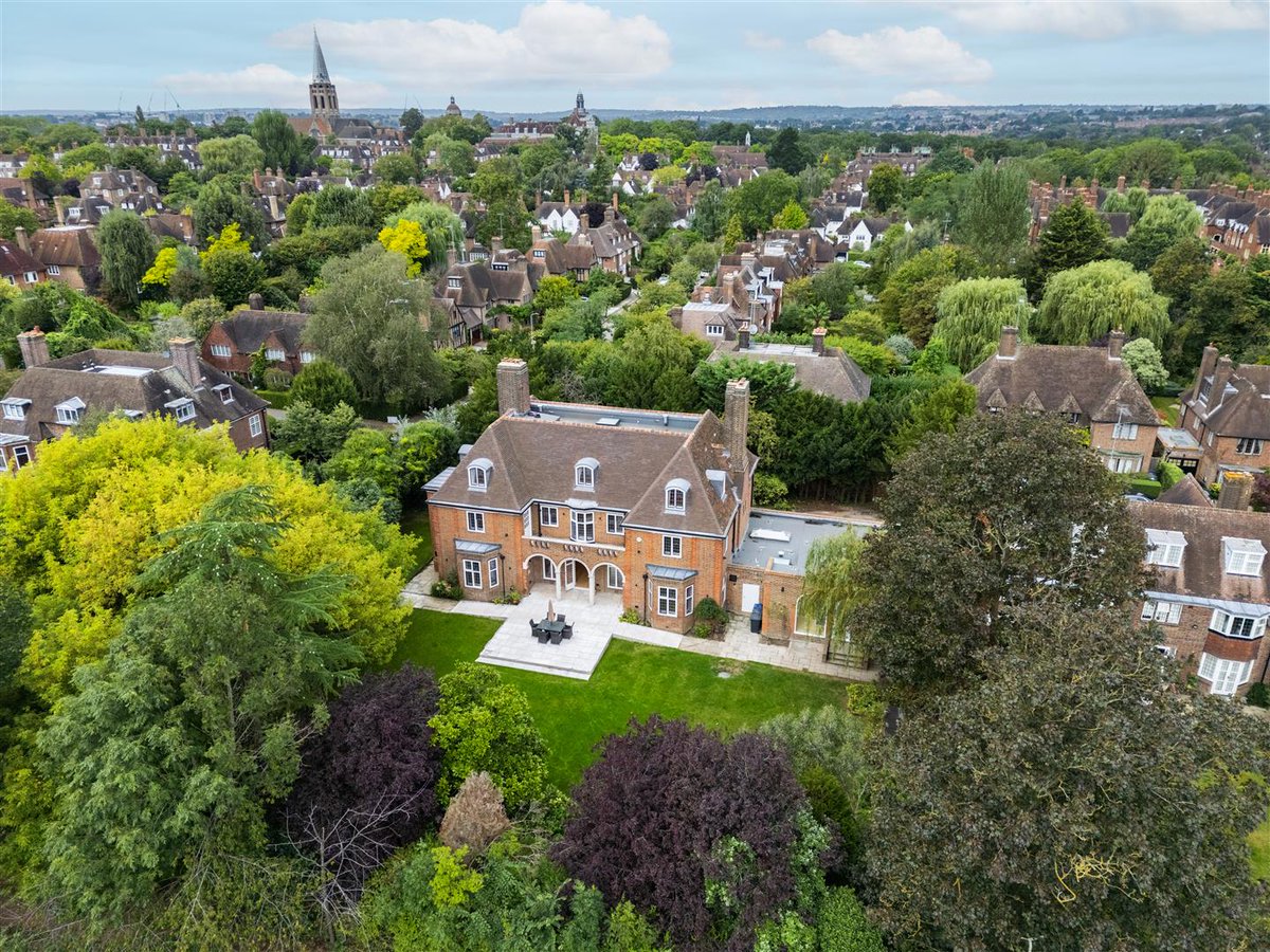 glentree_estate's tweet image. For those who will not compromise, this stunning sanctuary is the absolute pinnacle of healthy living in London.

📍 Constable Close, NW11
🛌 7 bedrooms⁠
💷 Asking price of £9,950,000
☎️ 020 8458 7311

#LuxuryLondon #LondonProperty #Glentree
