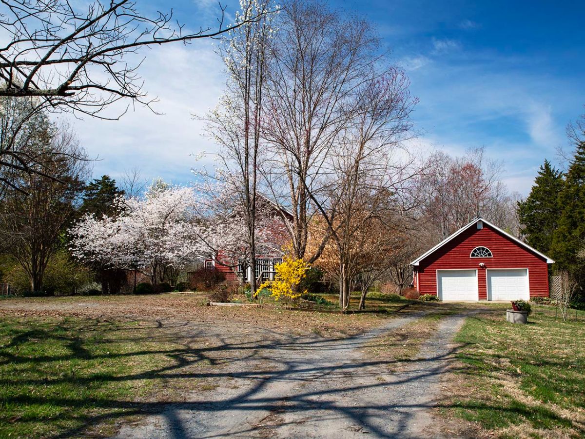 CentralVaFarms's tweet photo. White Rock Woods: Charming Country Retreat for Sale - https://t.co/ul6FWo7kEO Located ten minutes from Scottsville, VA and 40 minutes from Charlottesville and UVA.  Offered at $595,000. https://t.co/UY2ld6MOYK