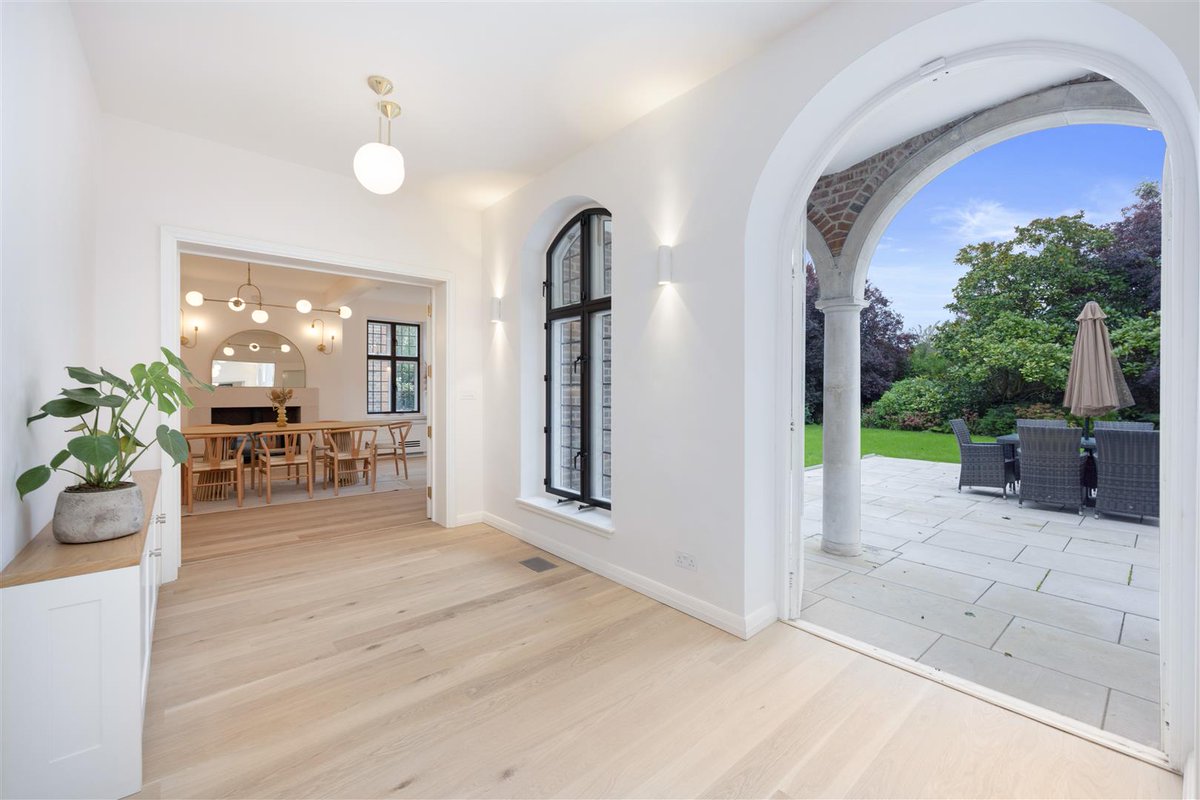glentree_estate's tweet image. For those who will not compromise, this stunning sanctuary is the absolute pinnacle of healthy living in London.

📍 Constable Close, NW11
🛌 7 bedrooms⁠
💷 Asking price of £9,950,000
☎️ 020 8458 7311

#LuxuryLondon #LondonProperty #Glentree