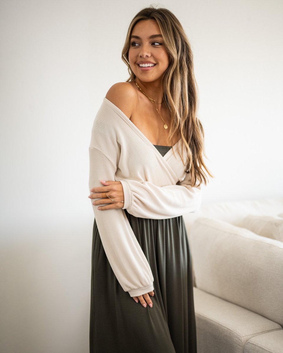 livesozy's tweet photo. When the outfit fits, flatters, and comforts it's a good day 😌
🔎 : Lea Crop Long Sleeve (Seashell) + Chanel Jumpsuit (Forest Green)
#LiveSozy #FashionToBeProudOf https://t.co/WejDtaqz5A