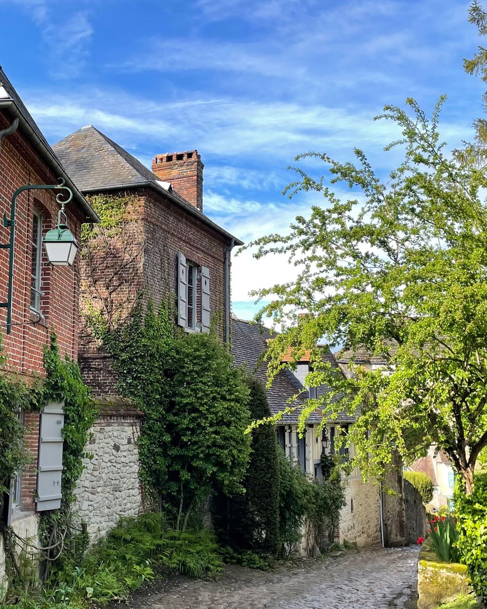 Gerberoy, village fleuri de l'Oise, charme par ses ruelles pavées, ses maisons en briques et son atmosphère bucolique. Un vrai havre de paix ! 🌸

#Gerberoy #Oise #PlusBeauxVillagesDeFrance