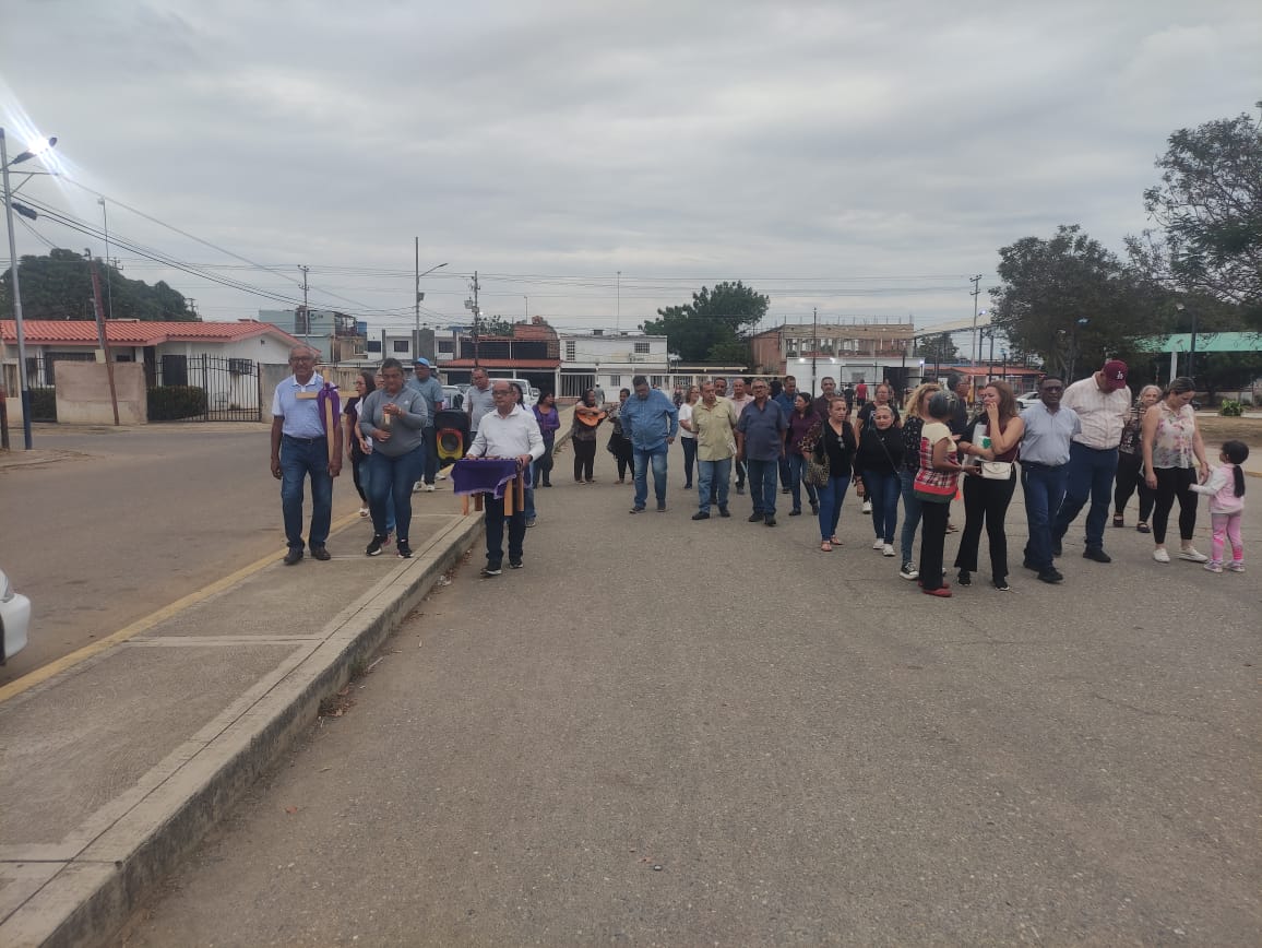 Viacrucis realizado en la ciudad de Cabimas orando por la paz de Vzla, libertad de los presos políticos,salida del régimen siguiendo el planteamiento de nuestro presidente electo <a href="/EdmundoGU/">Edmundo González</a> y la líder <a href="/MariaCorinaYA/">María Corina Machado</a> porque está lucha es del Bien contra el mal y es hasta el final