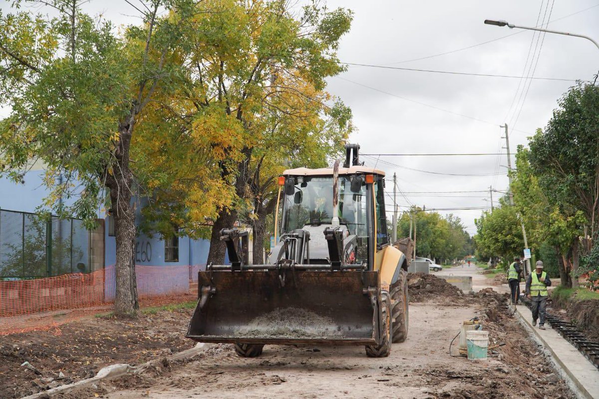 LaurentPilar's tweet photo. ¡Siguen las obras para transformar nuestros barrios! 💪🏻
En #Pinazo recorriendo los nuevos asfaltos que estamos haciendo desde el Municipio para mejorar la circulación en todo el barrio.
Seguimostrabajando y escuchando para transformar cada una de nuestras localidades. https://t.co/LRDhG6PuHH
