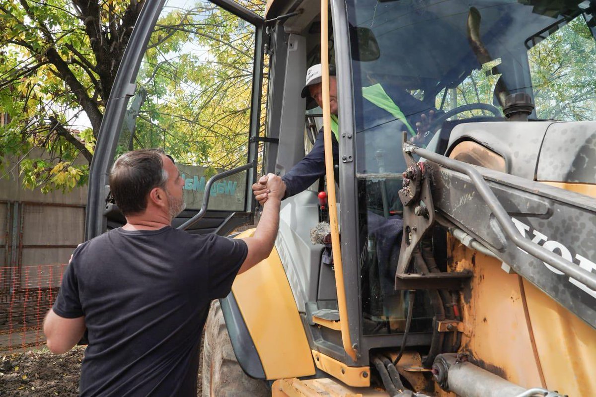 LaurentPilar's tweet photo. ¡Siguen las obras para transformar nuestros barrios! 💪🏻
En #Pinazo recorriendo los nuevos asfaltos que estamos haciendo desde el Municipio para mejorar la circulación en todo el barrio.
Seguimostrabajando y escuchando para transformar cada una de nuestras localidades. https://t.co/LRDhG6PuHH