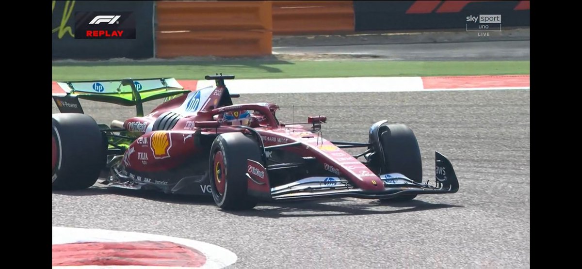 robertofunoat's tweet photo. FlowViz giallo sull’ala posteriore della SF-25 di Beganovic (📸 SkySportF1) #F1 #BahrainGP #FP1 #Ferrari #FlowViz https://t.co/y6IoOmwjlL