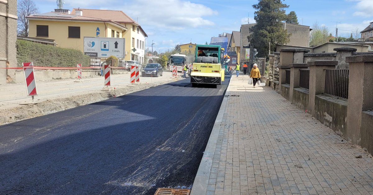 GDDKiA_Opole's tweet photo. Prace bitumiczne na #DK40 w Głuchołazach idą pełną parą. W przyszłym tygodniu ruszają roboty na przeciwnym pasie ruchu w kierunku granicy z Czechami. Szczegóły tutaj: https://t.co/SjW5xQrV4G @MI_GOV_PL @GDDKiA https://t.co/2KtERBLwkv