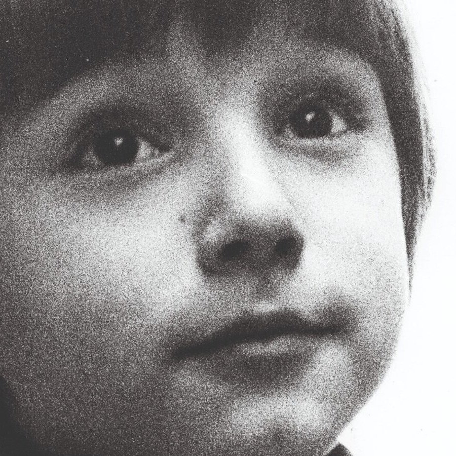 🎶 «Solo i miracoli hanno un senso stanotte in questa trincea», ultimo album del musicista Michele Gazich, è un arazzo poetico e musicale principalmente intessuto dal suo violino e dal violoncello di Giovanna Famulari, i cui fili, sottili e finissimi, evocano attimi di esistenza