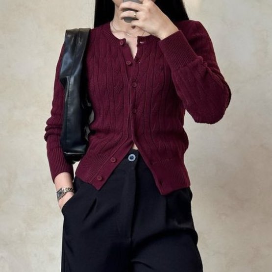 reeyychsia's tweet photo. Akhir2 ini lagi suka banget sama warna burgundy dan maroon, bisa bikin kulit kelihatan lebih cerah. Sini aku mau spill atasan yang cantik2 banget 💖🤗 https://t.co/hJo1hqPEa5