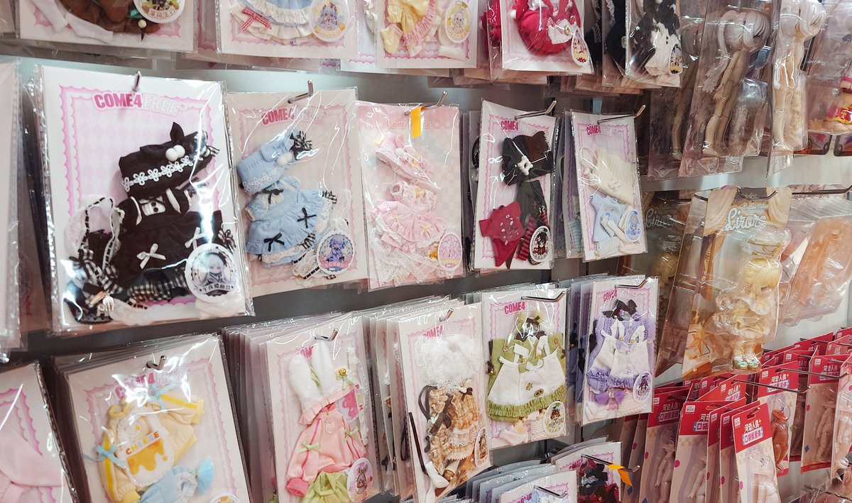 📢開店カウントダウンスタート📢
💗ついに明日オープン💗
店内もようやくかたちになってきました✨
今回とくに注目なのは、ブラインドドールコーナー🎠
20近いシリーズと40種以上のお洋服、限定ドールもちらほら…！