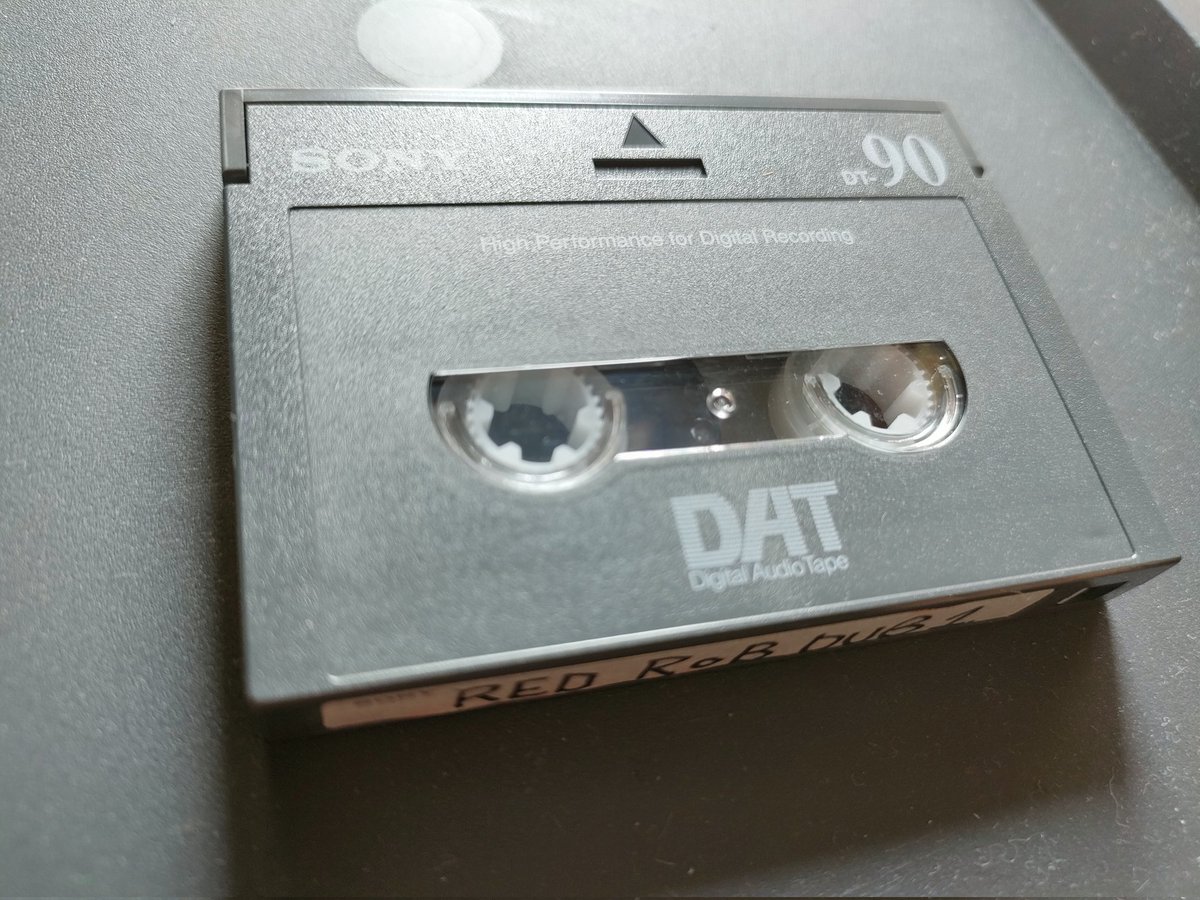 kissauf's tweet photo. もうDATを知らない人がほとんどではなかろうか…
#DAT
#DigitalAudioTape
#思い出 https://t.co/9phJcGc9VI