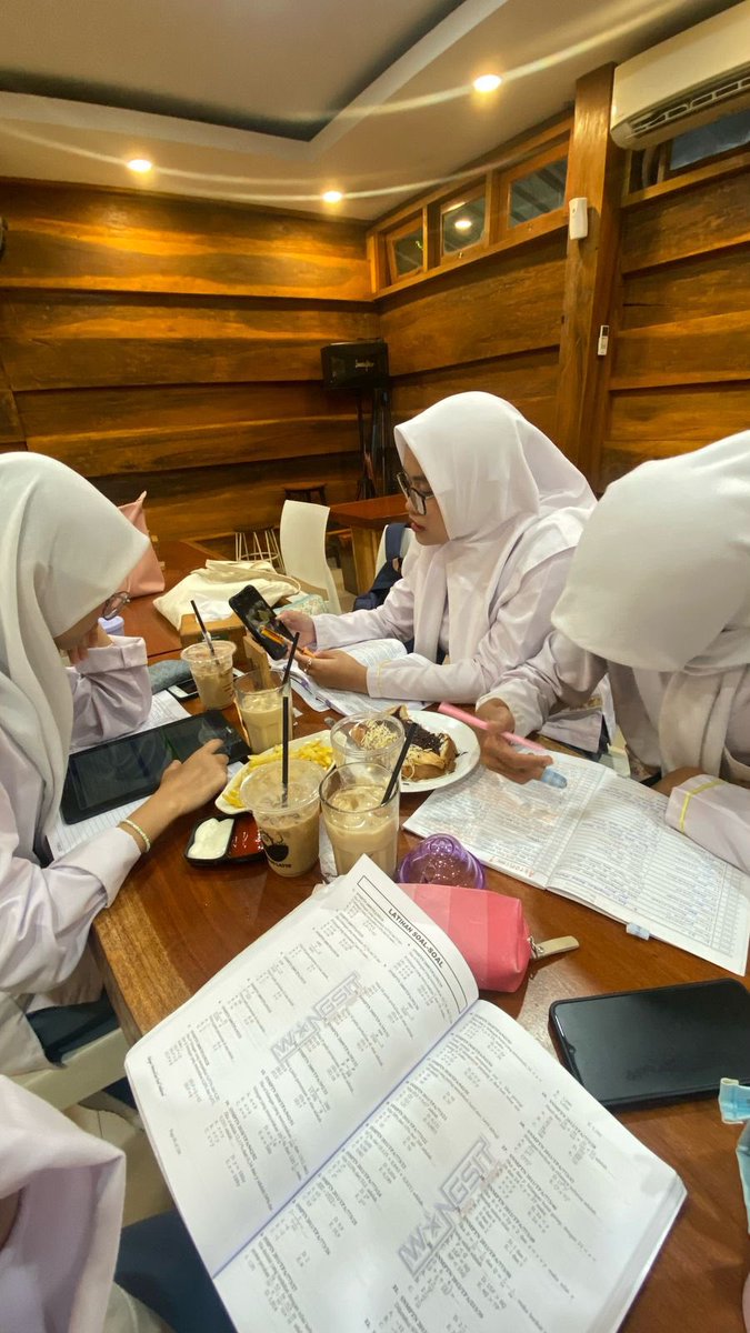 stateliac's tweet photo. day 2 us pulangnya langsung belajar UtBKkk https://t.co/vCNFta7Om1
