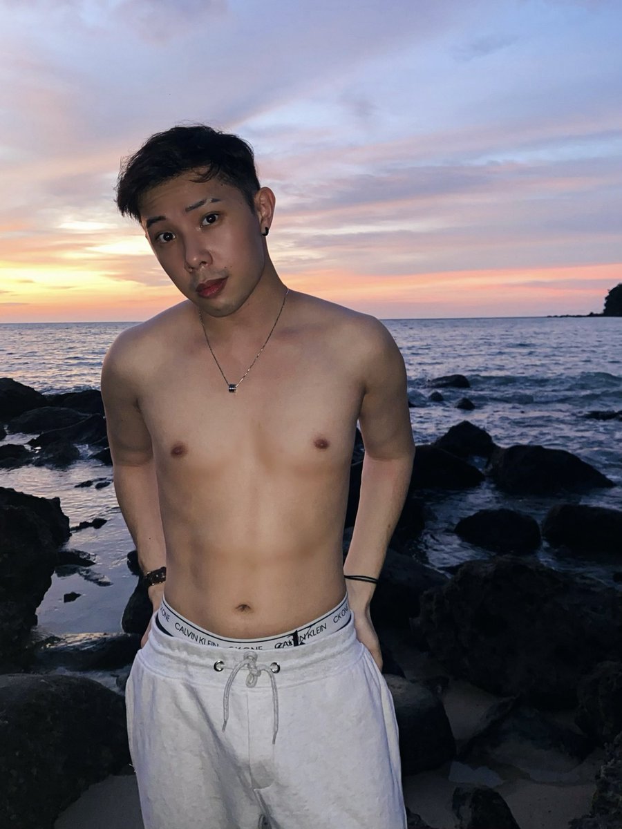 Heeshlee's tweet photo. Took myself to the beach today. 🌅 https://t.co/p6KdtpJHgc