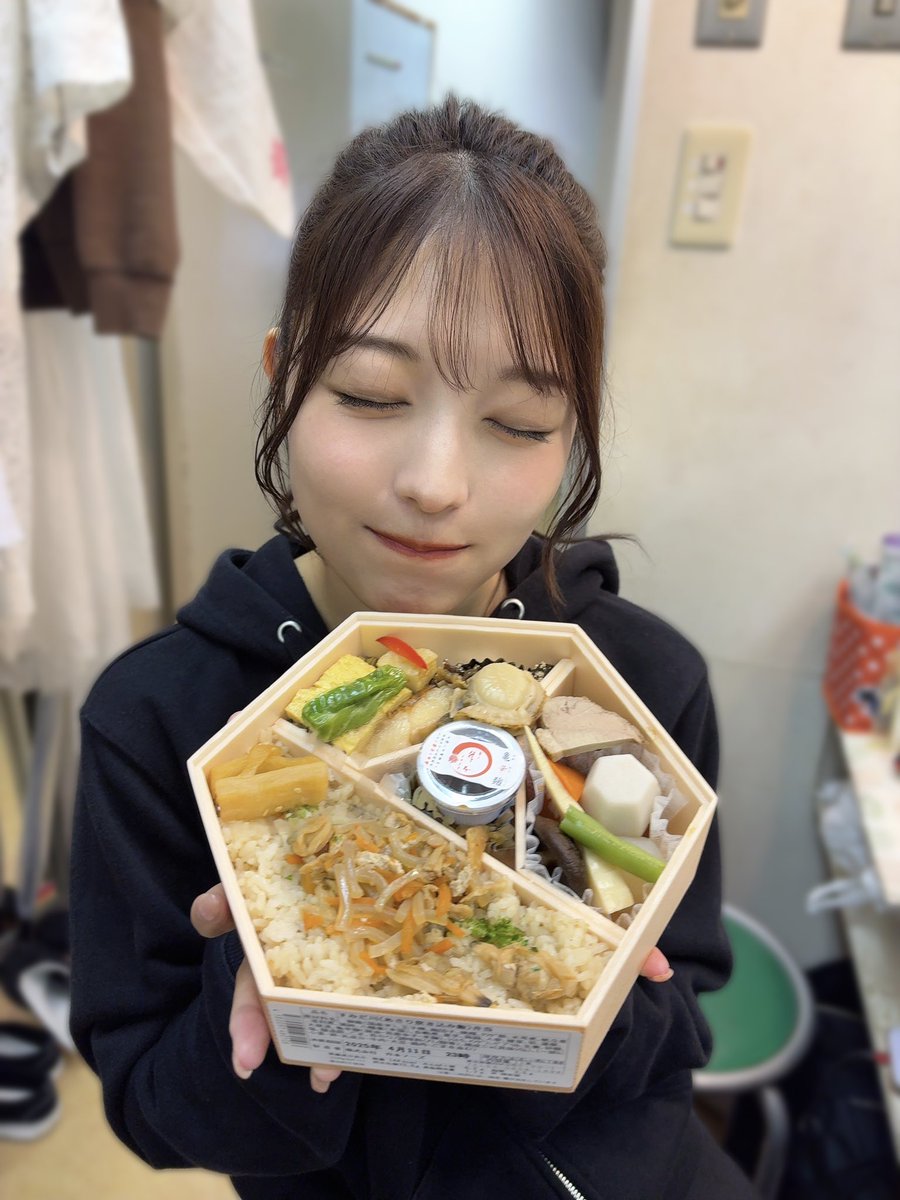 nonono_onaka's tweet photo. 3日目公演ありがとうございました！
脚本演出の畑中さんからお弁当の差し入れいただきました🍱♡
げんきでたぁ
明日のお昼はガールズアフタートークもあるので楽しみだなぁ
#権乱業火4 https://t.co/Vp38PSCSug