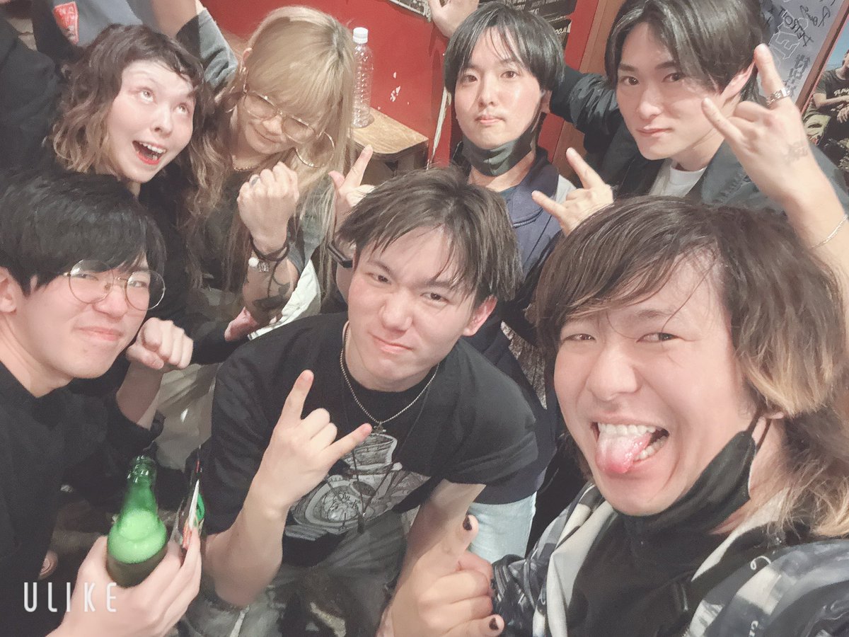 Yuu_Reed_Smith's tweet photo. 3rd Personsの解散ライブをアルカ弦楽器隊で見届けてきました。
沢山お世話になったバンドの解散は悲しいけど、最高にかっこいいステージでした。
死ななきゃ生きてるので(？？)、また仲良くしてくれると嬉しいです！！
お疲れ様でした！！！！🤘 https://t.co/NoP7TOAjqE