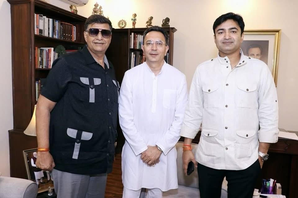 आज दिल्ली में माननीय केंद्रीय वाणिज्य एवं उद्योग राज्य मंत्री श्री <a href="/JitinPrasada/">Jitin Prasada जितिन प्रसाद</a> जी से शिष्टाचार भेंट किया.. इस दौरान माननीय मंत्री जी से रमईपुर में प्रस्तावित मेगा लेदर क्लस्टर के बारे में विस्तृत चर्चा हुई..
साथ में बड़े भाई पूर्व विधायक श्री <a href="/ajaykapoorsevak/">Ajay Kapoor</a> जी उपस्थित रहे..