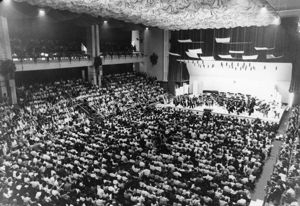 Zamanın Tanığı: Lütfi Kırdar

Bir yanda New York Filarmoni Orkestrası'nın tınıları, diğer yanda 1978 Yapı Fuarı’nın hareketliliği...

Lütfi Kırdar, kültürden ticarete pek çok alanda İstanbul’un buluşma noktası oldu. Her kare, bir döneme tanıklık; her etkinlik, kente düşen bir iz.