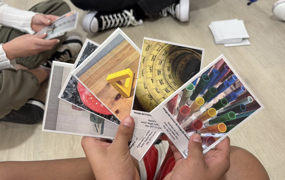 Dixit fotogràfic 📸

Amb el grup de 6è de primària hem jugat a aquest joc en què hi ha una selecció de 80 imatges del Concurs de Fotografia Matemàtica de <a href="/matesAbeam/">ABEAM</a>  <a href="/fotomatiques/">Fotomàtiques</a> 

Amb quina paraula descriuríes cada imatge? 👀

🔗 Targetes del joc a ja.cat/fotodixit