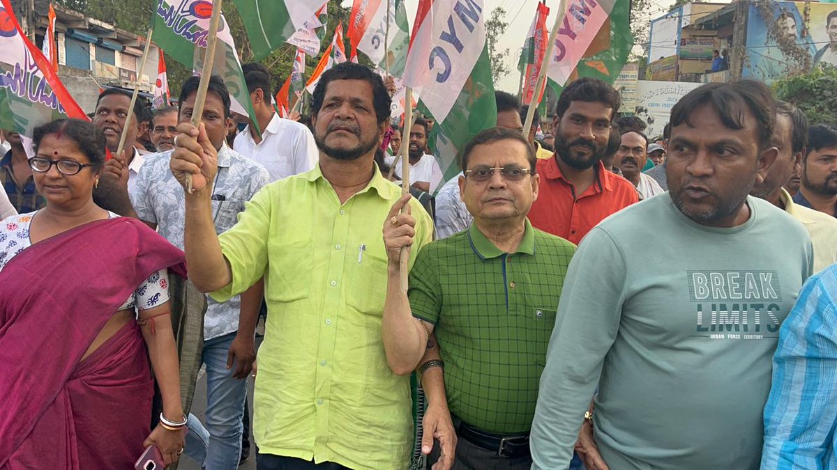 Kalidasaitc's tweet photo. বড়জোড়া ব্লক তৃণমূল যুব কংগ্রেসে ও বড়জোড়া তৃণমূল ছাত্র পরিষদের ডাকে ষড়যন্ত্রকারী বিজেপি এবং সিপিএমের বিরুদ্ধে, বাংলাদ্রোহীদের গভীর ষড়যন্ত্রের বিরুদ্ধে ধিক্কার প্রতিবাদ মিছিল কিছু মুহূর্ত। 
@AITCofficial 
@MamataOfficial 
@abhishekaitc 
@TMCNaboJowar
@KunalGhoshAgain https://t.co/sUhTZefzFG