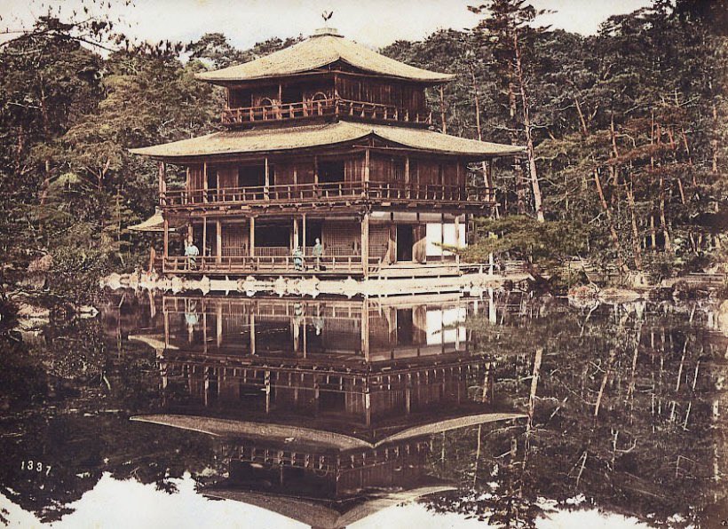 kirie_folklore's tweet photo. 放火される前の金閣寺
三島由紀夫が『金閣寺』作中で描いた「古い黒ずんだ小っぽけな三階建」は、この建築物を指します https://t.co/Q27RzFnAPm