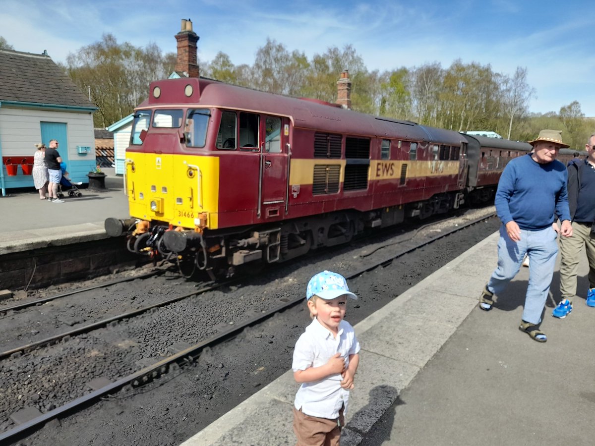 jaymz_hatstand's tweet photo. Plenty of action in the sun @nymr today, with 37264, 31466 47710 Death Star and 45596 Bananas around Grosmont, 31128 Chaybdis is on its way to Whitby. Excellent day out! #ClassicTraction #ClassicSteam #Railways #Tractor #Goyle #Jubilee #Spoon https://t.co/z7lS1e1J2b