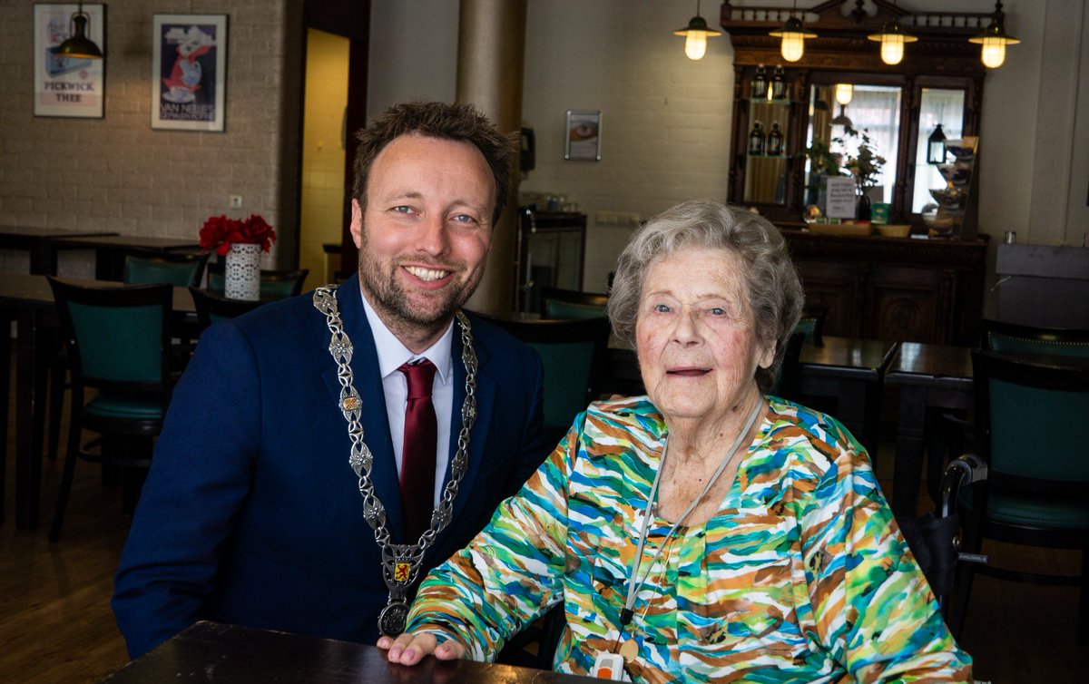100 jaar! Vandaag bracht ik namens de gemeente taart en felicitaties aan mevrouw Van Nierop-Wijzenbroek. Haar geheim? "Adem blijven halen en positief blijven." Dat eerste lukt vrij goed en die tweede levensles neem ik mee dit weekend in! 💚👍