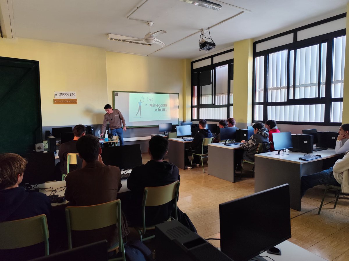 Hoy  a un exalumno muy querido en el IES Andrés Bello. Cristofer Marichal González nos compartió su experiencia y conocimientos sobre la carrera de Ingeniería informática, inspirando a nuestros estudiantes de 1° y 2° de bachillerato de la materia de Tecnología e Ingeniería.