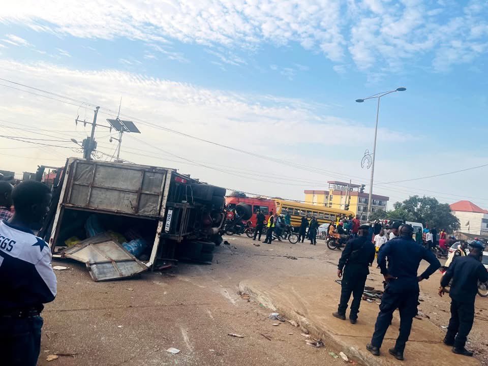 g24news17376's tweet photo. Un accident à Sangoyah qui bloque complètement le passage, il n'y a pas eu de morts mais plusieurs voitures ont été endommagées.
https://t.co/Bj8ftuhToA https://t.co/sJA0BhjOb2