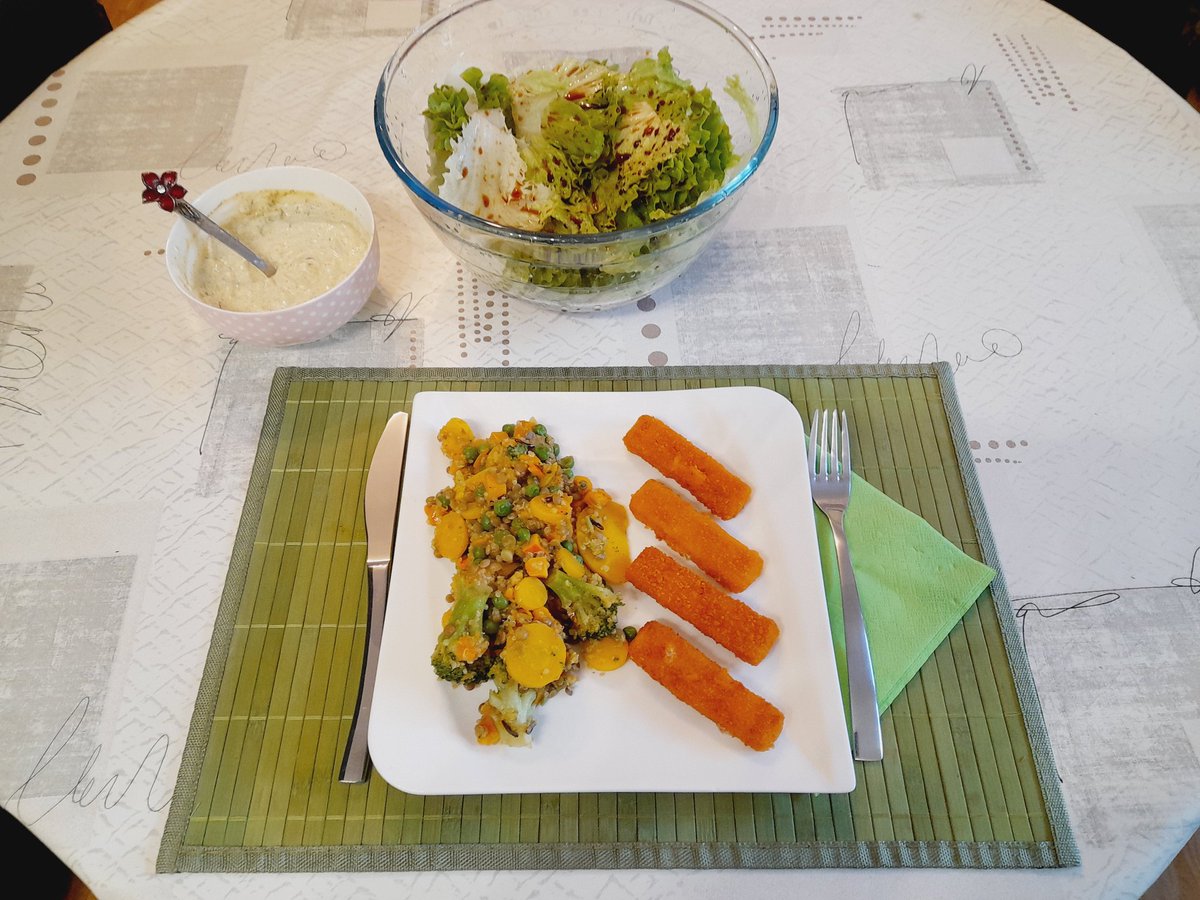 TannyFitzgerald's tweet photo. Btw. danas umjesto novih 🥿...petak 🐟...povrće s bulgurom & planirani riblji stapici...:)😁 #TannyIsCooking
*bez zelene 🥗 i tartara naravno ništa...dt i vama...😎 https://t.co/BKg4GkLVwn