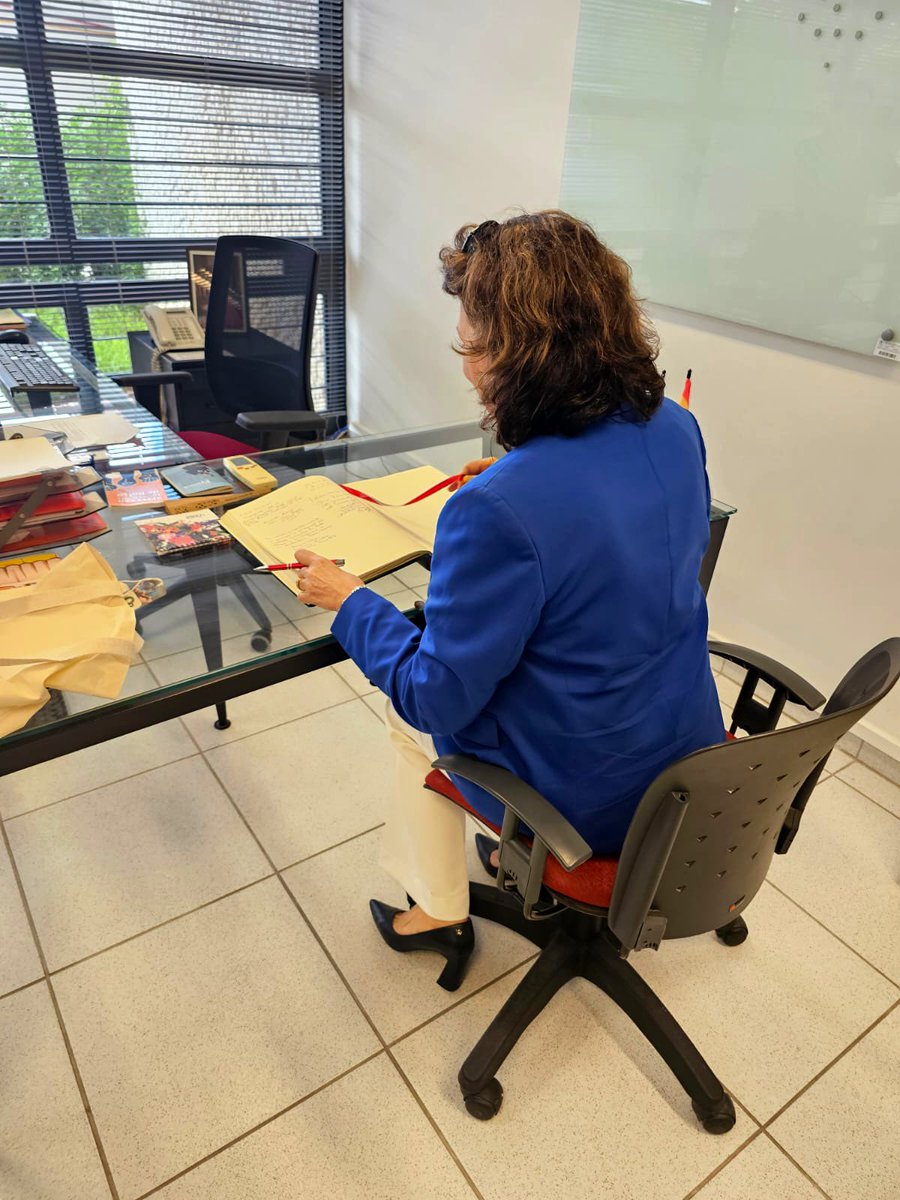 EmbEspBrasil's tweet image. Ontem a Embaixadora visitou o @ICPortoAlegre e conheceu mais sobre o seu trabalho de promoção da nossa língua e cultura 🇪🇸

Podê apreciar também a exposição sobre #RosaChacel