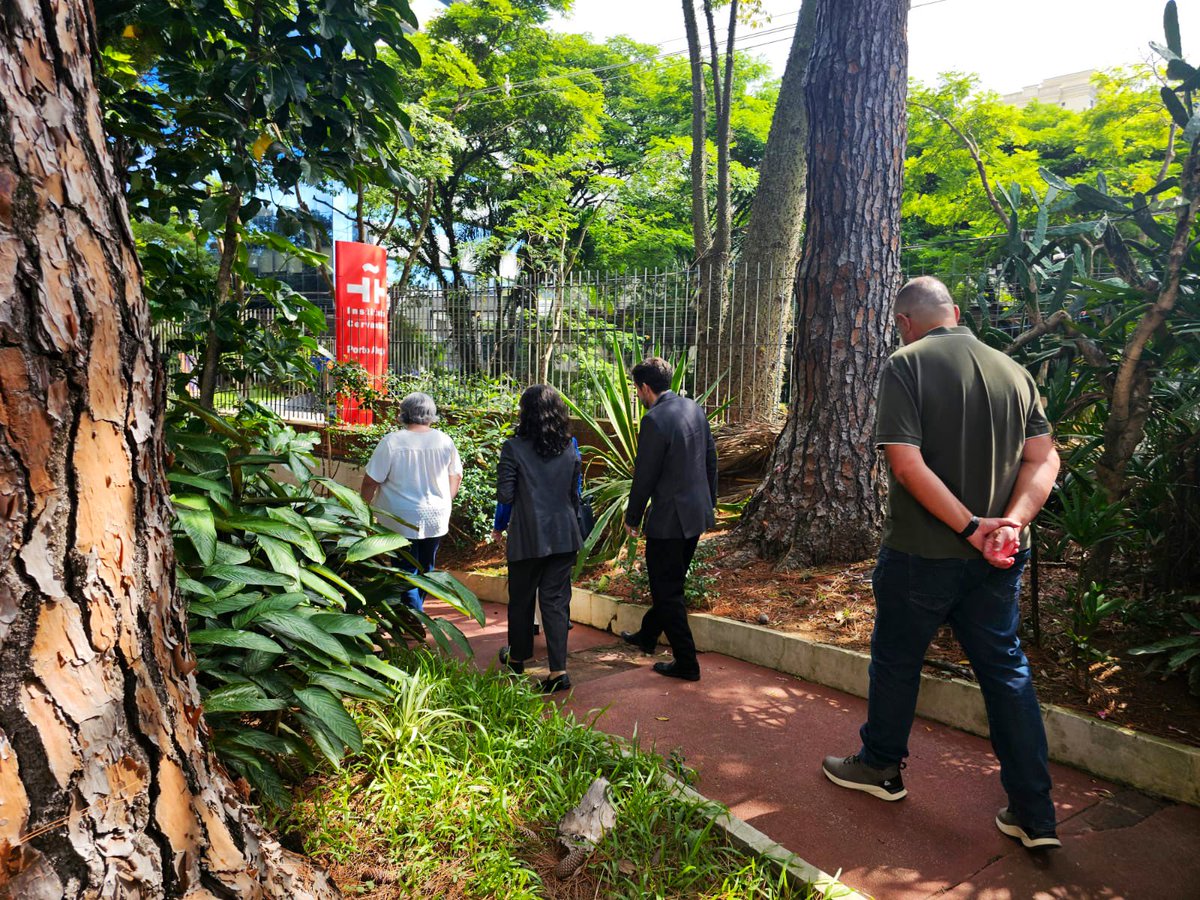 EmbEspBrasil's tweet image. Ontem a Embaixadora visitou o @ICPortoAlegre e conheceu mais sobre o seu trabalho de promoção da nossa língua e cultura 🇪🇸

Podê apreciar também a exposição sobre #RosaChacel
