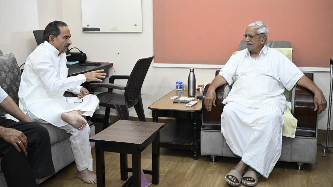 madanrrathore's tweet photo. आज संघ शक्ति कार्यालय पहुंचकर श्री क्षत्रिय युवक संघ के संरक्षक, परम श्रद्धेय श्री भगवान सिंह जी रोलसाहबसर से भेंट की एवं उनकी कुशलक्षेम जानी।

इस अवसर पर उनसे विभिन्न ��ामाजिक विषयों पर सार्थक चर्चा भी की। https://t.co/CEXeIEP6Zb