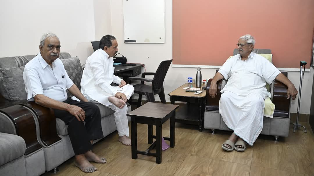 madanrrathore's tweet photo. आज संघ शक्ति कार्यालय पहुंचकर श्री क्षत्रिय युवक संघ के संरक्षक, परम श्रद्धेय श्री भगवान सिंह जी रोलसाहबसर से भेंट की एवं उनकी कुशलक्षेम जानी।

इस अवसर पर उनसे विभिन्न ��ामाजिक विषयों पर सार्थक चर्चा भी की। https://t.co/CEXeIEP6Zb