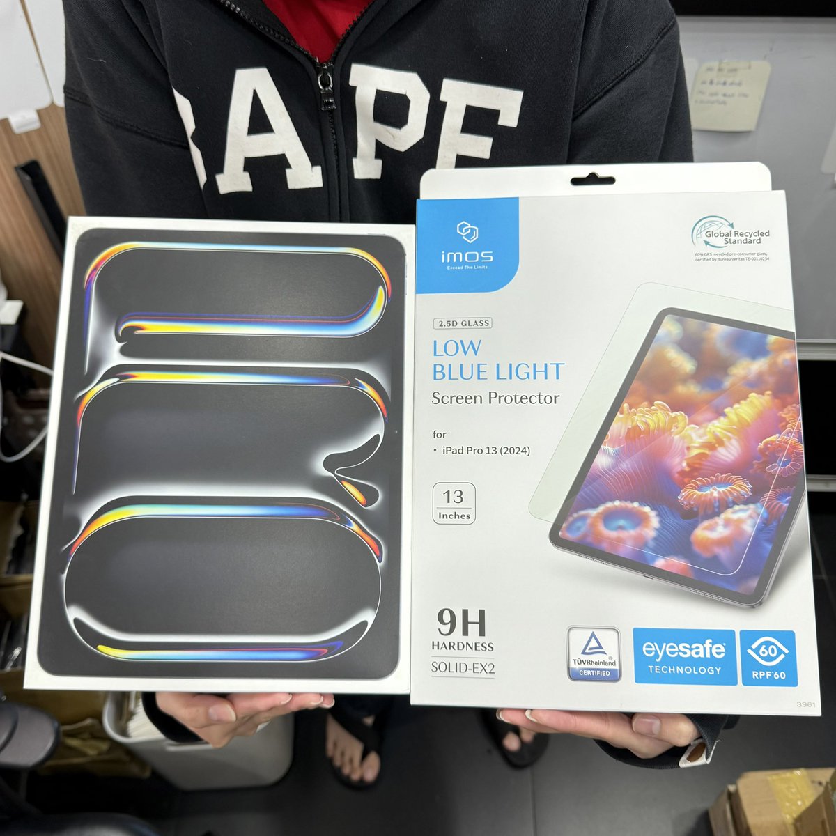 L77's tweet photo. iPad Pro 13” M4 WIFI 256GB (Space Gray)
ราคาเพียง 43,000฿
•เครื่องใหม่ 100%
•ประกันศูนย์ Apple ไทย
•ยังไม่แกะกล่อง ซีลเดิมจากโรงงาน
•รุ่นล่าสุด ชิป M4 แรงลื่นสุดๆ

แถมฟรี!
ฟิล์มกระจกกันรอย iMos Low Blue Light มูลค่า 1,990฿
ปกป้องหน้าจอ พร้อมถนอมสายตา https://t.co/raAUS2i8aZ
