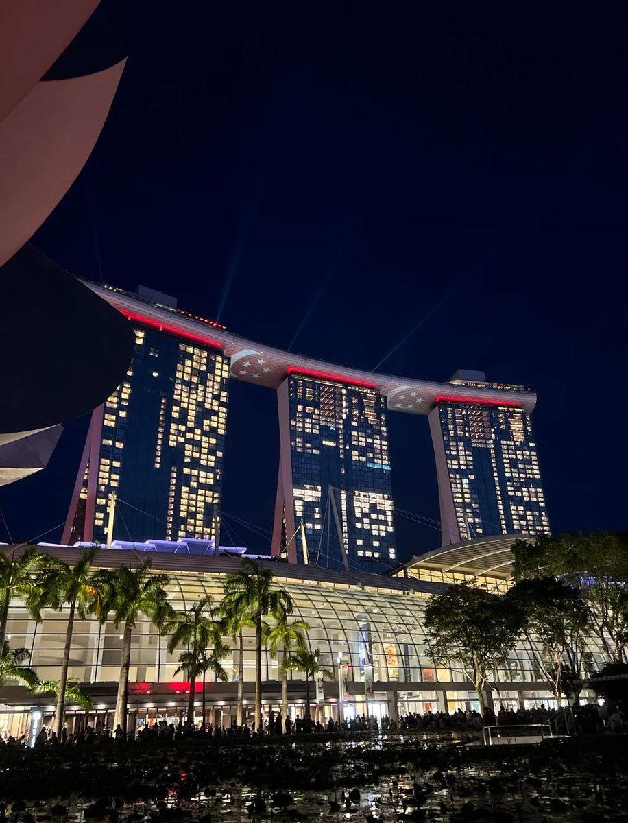 JenniferWa24234's tweet photo. The night in the city is just like life itself. Prosperity and loneliness interweave, excitement and quiet coexist.
#nightview https://t.co/zoBWJXu4VP