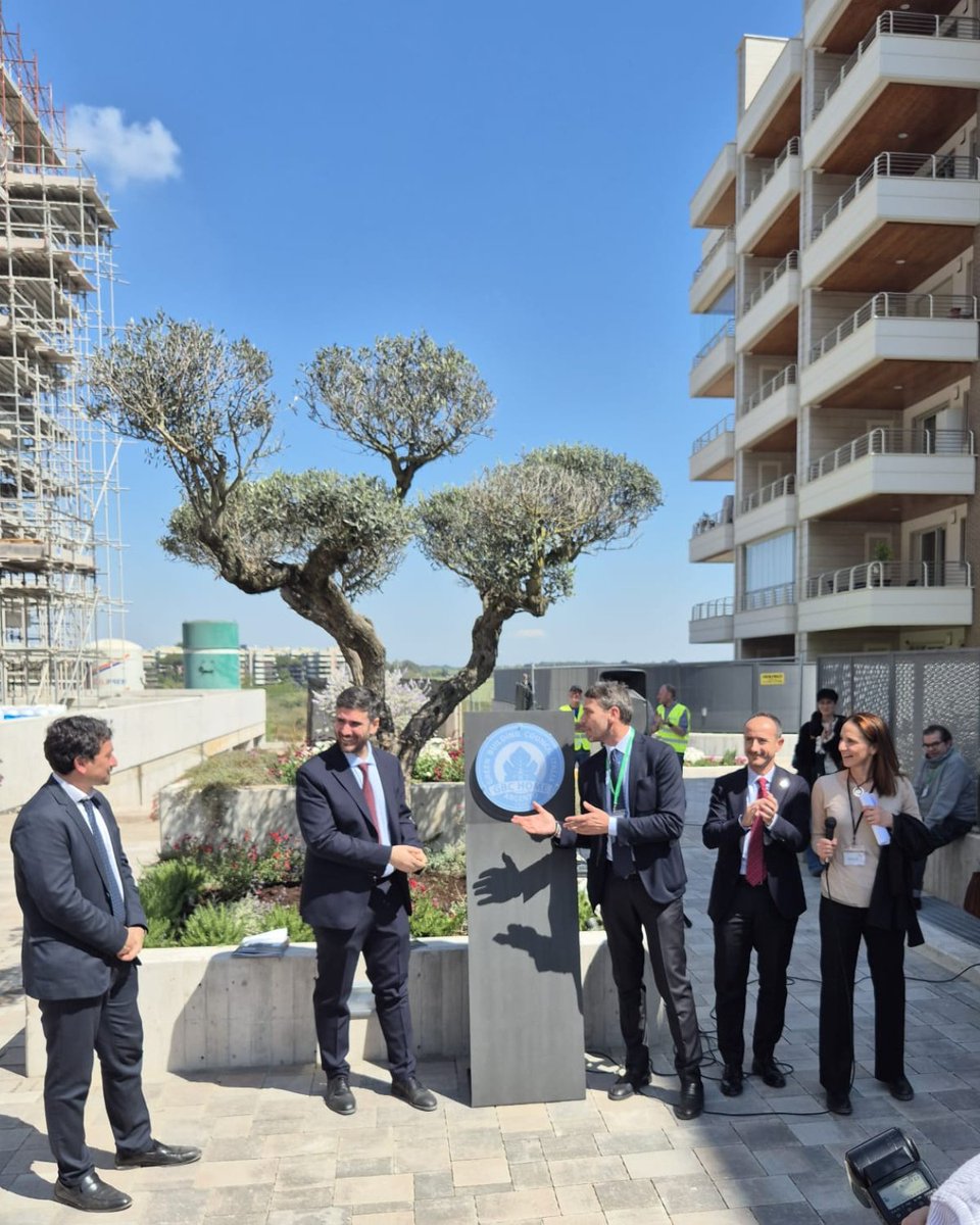 Green Building Council Italia (@gbcitalia) on Twitter photo Cittร Verde, il complesso residenziale situato nel nuovo quartiere di Colle Ardeatino a #Roma ha ottenuto la certificazione GBC Home con livello di rating Silver di <a href="/GBCItalia/">Green Building Council Italia</a> su tre edifici.
Oggi la cerimonia di svelatura delle targhe di certificazione. A rappresentare Cittร Verde, il complesso residenziale situato nel nuovo quartiere di Colle Ardeatino a #Roma ha ottenuto la certificazione GBC Home con livello di rating Silver di <a href="/GBCItalia/">Green Building Council Italia</a> su tre edifici.
Oggi la cerimonia di svelatura delle targhe di certificazione. A rappresentare