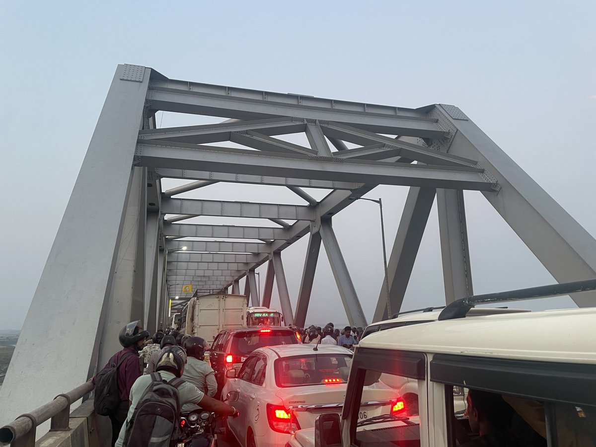MukulKrRavi's tweet photo. @bihar_police  Bihar traffic police, who is this responsible person about this Mahajaam? And who are allowing private buses to cross the JP setu? 

लगभग दो घंटों पूरा पूल जाम है https://t.co/7TsVoWsEzq