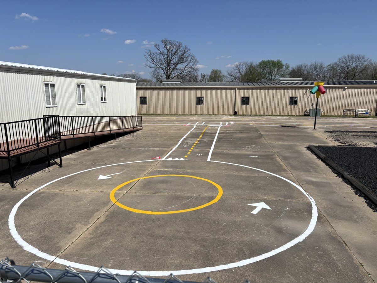 MSHPTrooperI's tweet photo. π΄ββοΈ This week, I had the privilege of working alongside the Missouri Coalition for Roadway Safety and MoDOT to set up a traffic garden at Bell Elementary! π¦ Teaching bicycle safety to young riders was a great experience. π #BikeSafety #Teamwork #FutureCyclists https://t.co/AiCUXQt2mS