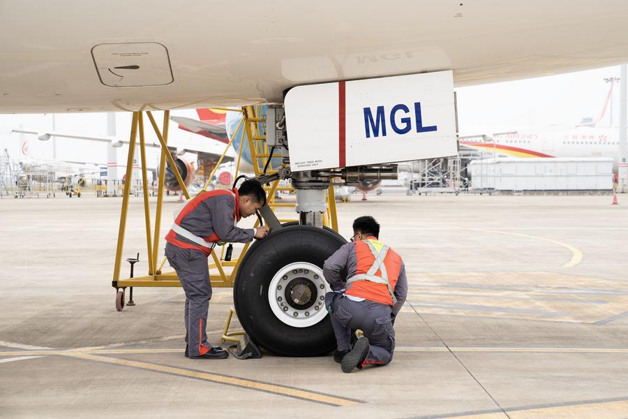Hainanftp's tweet image. Hainan FTP's aircraft maintenance sector is booming. In Q1 2025, 19 aircraft &amp;amp; 4 engines underwent bonded maintenance worth 14.8B RMB ($2.1B), up 72% YoY, per Haikou Customs. #HainanFTP #Aviation #AircraftMaintenance (Photos: Xinhua)
en.hnftp.gov.cn/News2024/Lates…