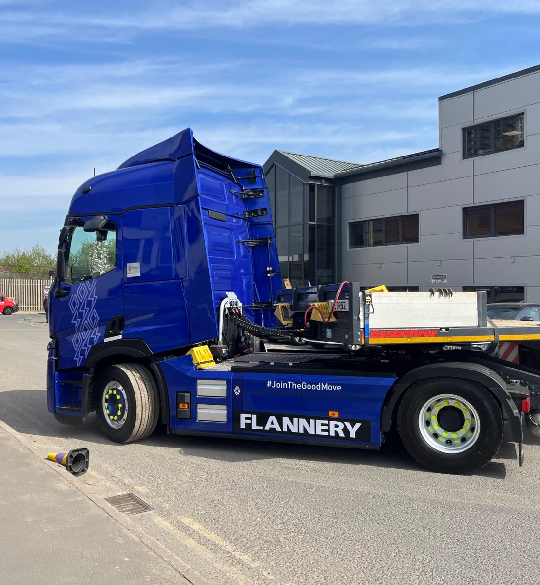 FlanneryPlant's tweet image. Emission reduction does not mean compromise. 

This morning, we launched the electric powerhouse Renault E-TECH T onto the roads for our customers. 

The first vehicle left Wembley and went straight to site at HS2 (High Speed Two) Ltd 

#Flannery #Renault #Electric #Transport