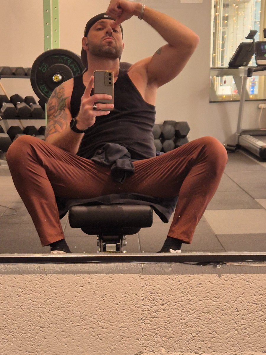 ADaccas's tweet image. smelly pits after workout