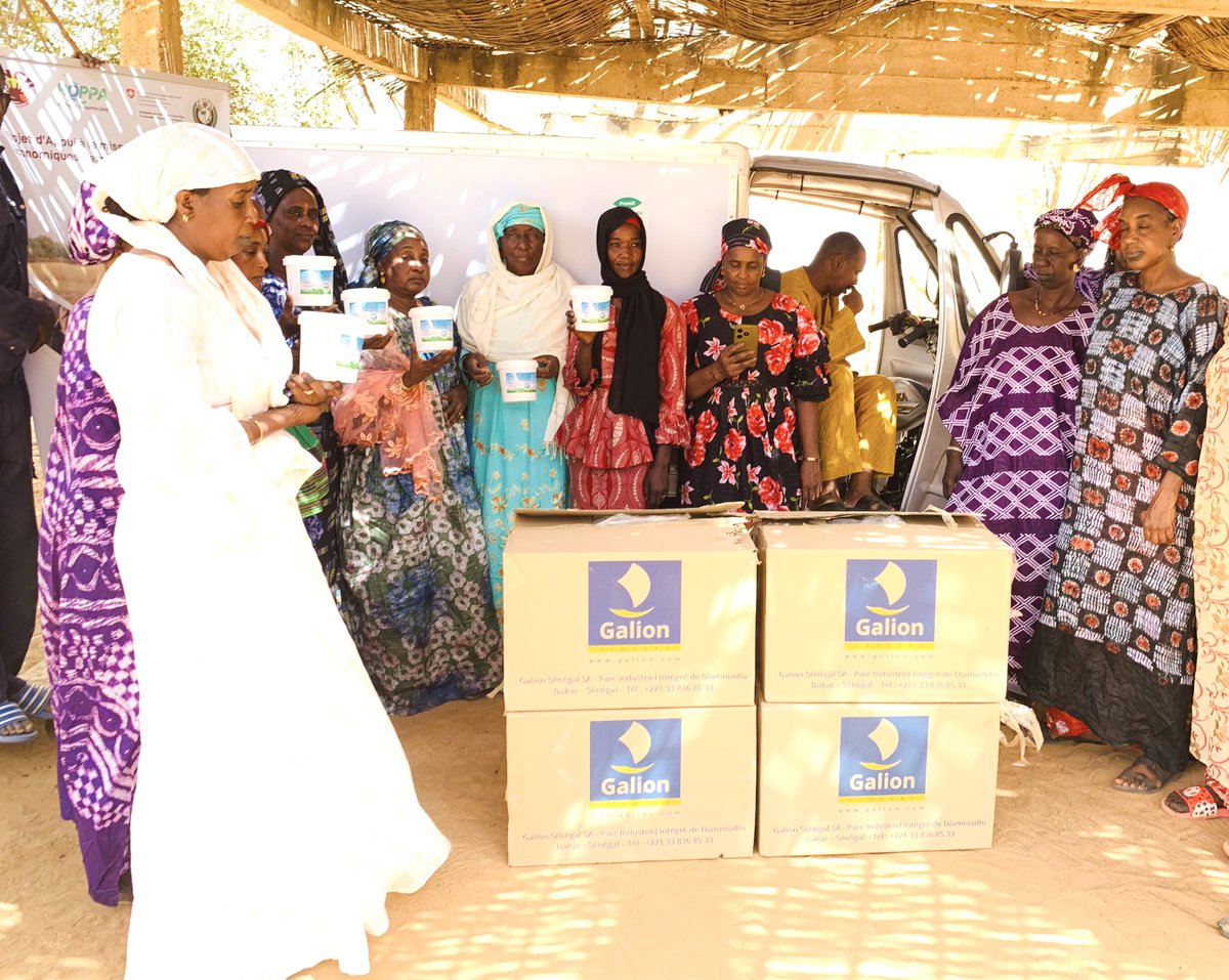 Cncr_Senegal's tweet image. Podor : le Cncr octroie un tricycle frigorifique aux jeunes/femmes de l'unité de production de lait de l'ADENA/Namarel. Le #Cncr  y a joint des pots avec étiquettes pour un meilleur positionnement de leurs produits laitiers sur le marché. Dotation faite ds le cadre du #Prolait.